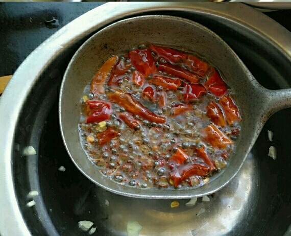 酸菜鱼,我习惯这样热油,勺子里放油,放燃气灶上烧熟,油熟后关火把花椒辣椒放进去,滋滋拉拉~~香~辣~