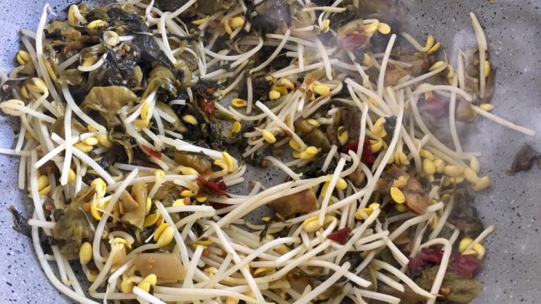 酸菜鱼,进行翻炒