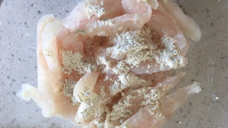 酸菜鱼,撒入腌鱼粉
