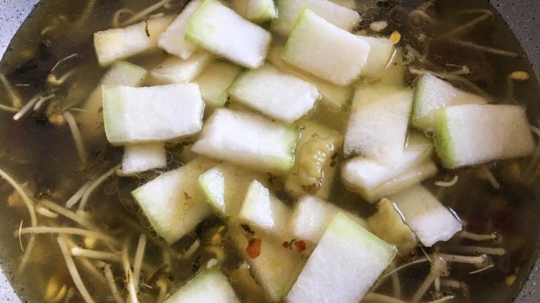 酸菜鱼,加入冬瓜熬煮