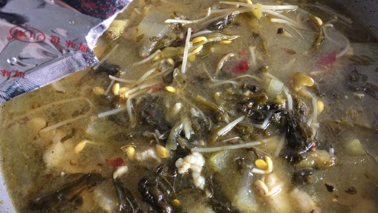 酸菜鱼,加入调味料煮一煮.就完成啦!