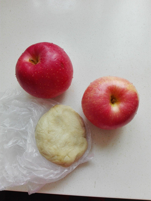 苹果玫瑰花,准备苹果、派皮,冷冻的派皮提前取出化冻