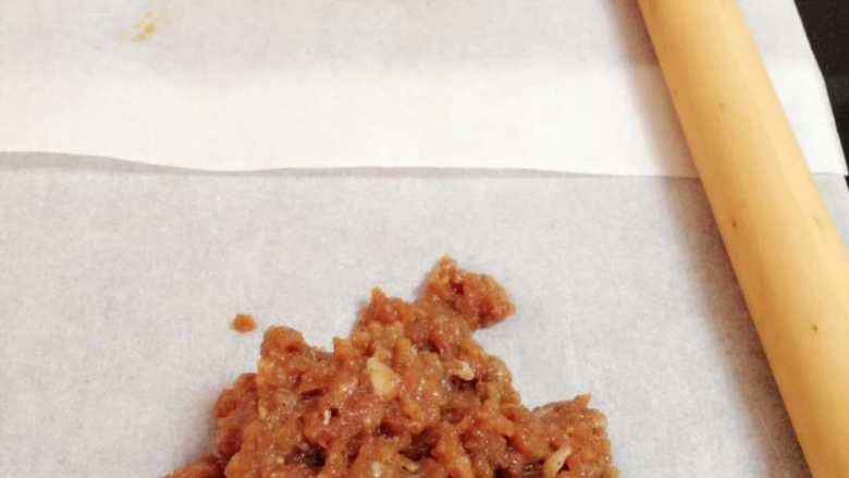 自己动手DIY美味肉脯,好吃得停不下来,把净瘦肉剁碎、剁碎,剁成肉泥,备用。
在肉泥中加入酱油、糖、<a style='color:red;display:inline-block;' href='/shicai/ 134333'>黑胡椒</a>粉、<a style='color:red;display:inline-block;' href='/shicai/ 900'>白酒</a>等调料,拌匀。
加入蛋液,顺一个方向搅拌至起劲,这个过程有点累,需要用力搅拌5、6分钟。
在搅拌的过程中注意方向,一定要顺着一个方向一直搅动。
用筷子可以挑出拉丝时候,分成几等份,铺在厨房纸(油纸)上。