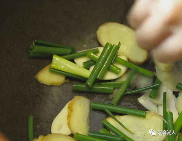 普宁豆酱焖鸡,❥ 然后在锅底放入姜片、蒜片和葱，再将腌制好的鸡放入锅中，最后将剩下的姜片、蒜片和葱放入，倒入混合酱，盖上锅盖
