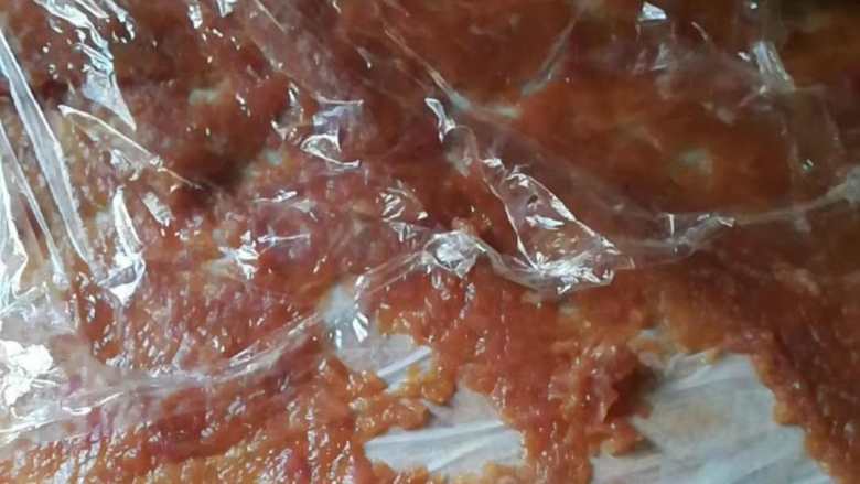 自己动手DIY美味肉脯,好吃得停不下来,这样是不对的,保鲜膜一定要比厨房纸大,至少要和它一样大小,一张不够,用两张保鲜膜。
不然你压根就做不到上图的效果,累死个人,还不平。
要点就是要盖住厨房纸,这样才能擀出上一步的效果:平,薄,大面积。