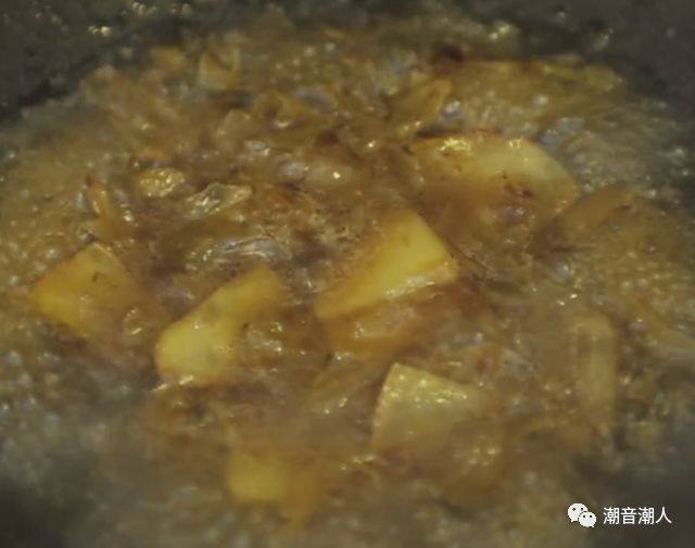 冬菜煮沙尖鱼,❥ 接着倒入适量的油,再倒入适量的水,,煮成汁