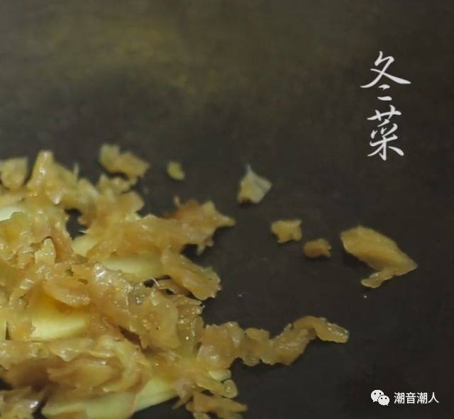 冬菜煮沙尖鱼,❥ 热锅,煸香姜片,再放入<a style='color:red;display:inline-block;' href='/shicai/ 156'>冬菜</a>,翻炒均匀