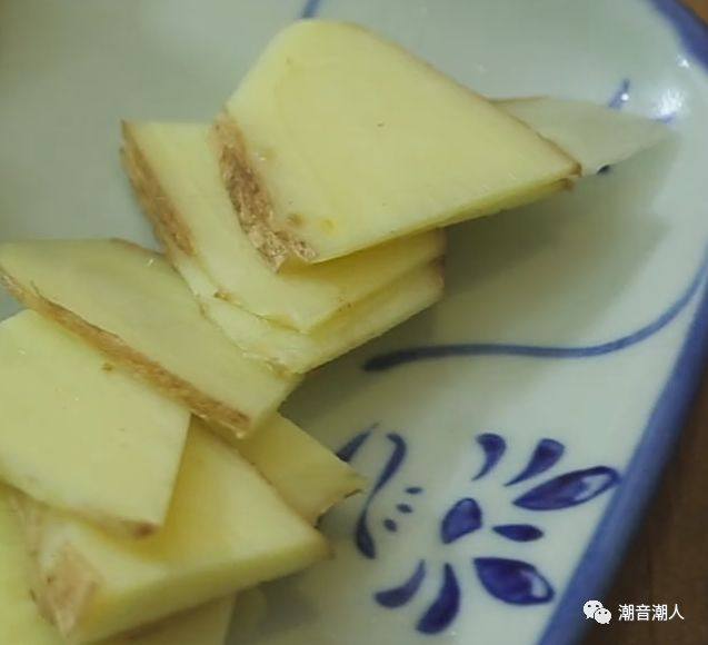 冬菜煮沙尖鱼,❥ 将<a style='color:red;display:inline-block;' href='/shicai/ 2800'>生姜</a>洗干净,切成片,放置盘中,待用
