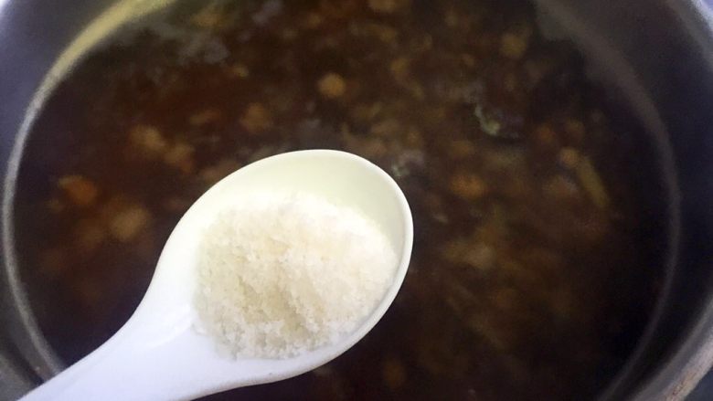 自制豆腐脑,煮约5分钟,放盐调味