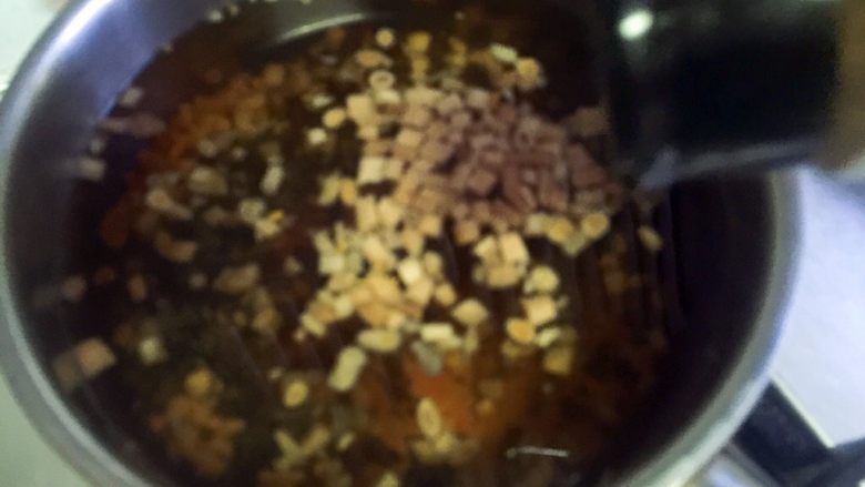 自制豆腐脑,木耳碎、黄花菜碎与4碗水放入锅中大火烧开,倒入<a style='color:red;display:inline-block;' href='/shicai/ 788'>生抽</a>