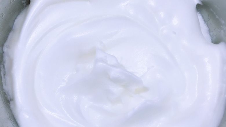 蔓越莓草莓奶油蛋糕卷,提起打蛋头,拉出大弯沟即可。