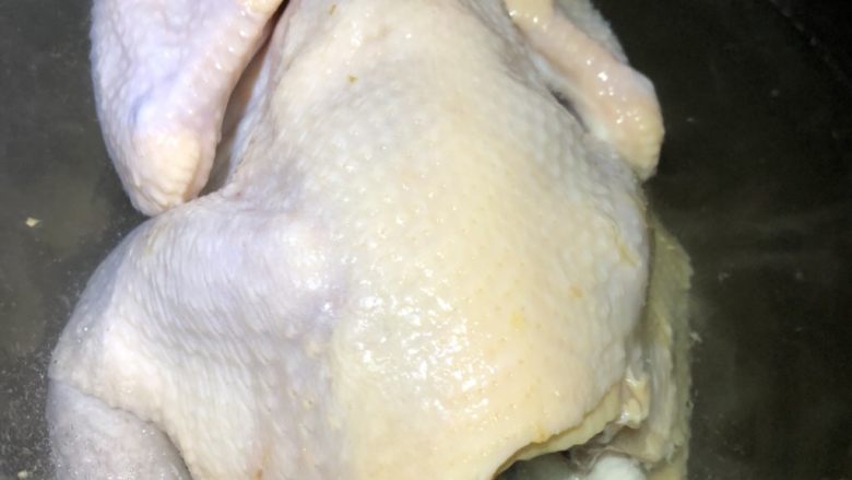 一鸡两吃,等盐化开后放入鸡和鸡脚,大火烧开转中小火炖12分钟。