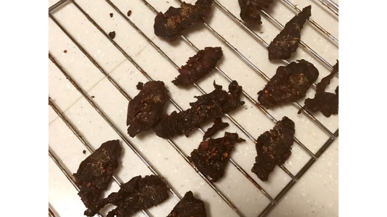 自制牛肉脯,放入烤箱 上下温度120°我这个已经是烤了30分钟的啦,拿出来加了点孜然,辣椒粉「家人爱吃这种味道」继续烤30分钟!不放味道也很好,
