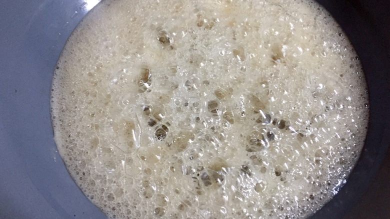 蔓越梅核桃沙琪玛,开始起的大泡泡,继续小火熬。