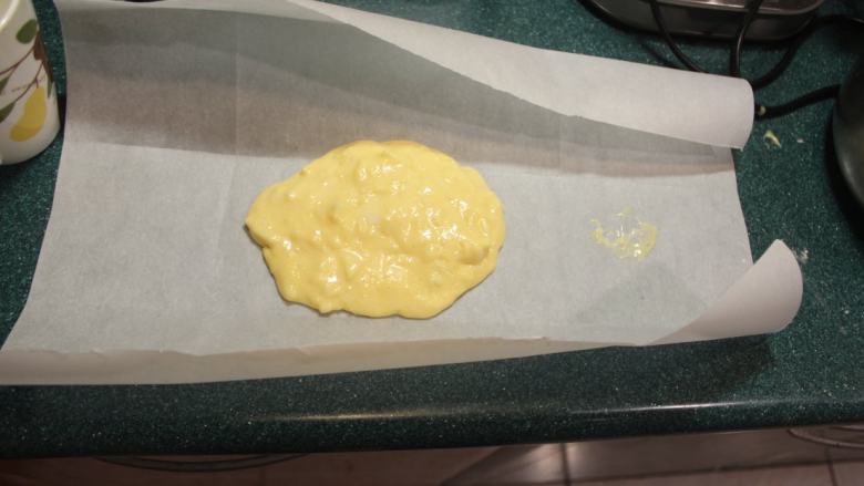 纸煎戚风蛋糕,备好两张烤盘纸,将一半的面糊放在烤盘纸中间。