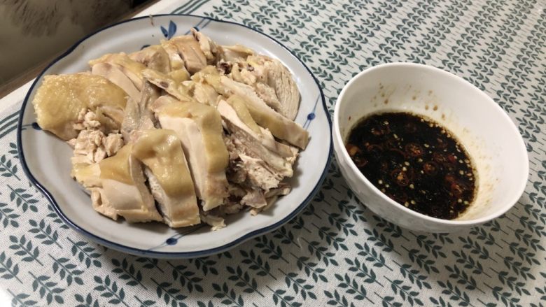 一鸡两吃,另外半只鸡切段,做个蘸料汁(<a style='color:red;display:inline-block;' href='/shicai/ 788'>生抽</a>、小米椒、凉拌醋、盐、少许糖)一鸡两吃。