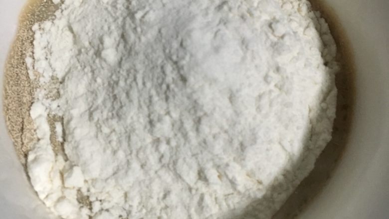 奶酪系列之:波兰种奶酪吐司,波兰种材料一起放在碗里