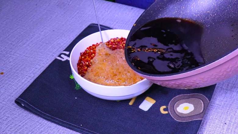 最正宗的辣椒油制作方法,淋入热油,热油刚好没过<a style='color:red;display:inline-block;' href='/shicai/ 761'>辣椒粉</a>即可
