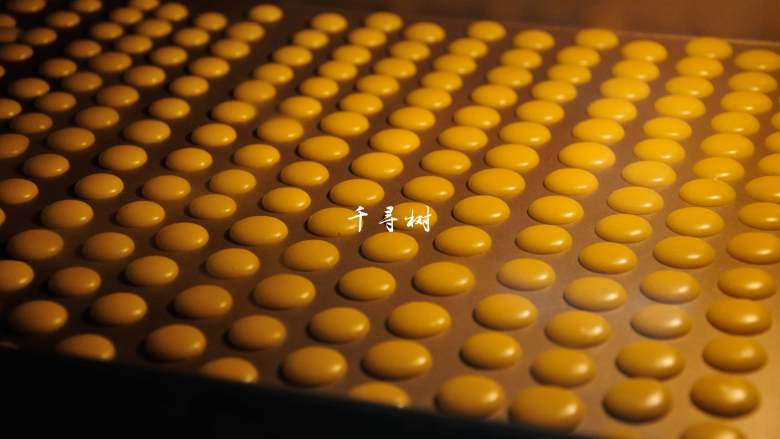 香浓蛋奶黄金豆,约5分钟,豆豆们的表面就失去了亮晶晶的光泽。