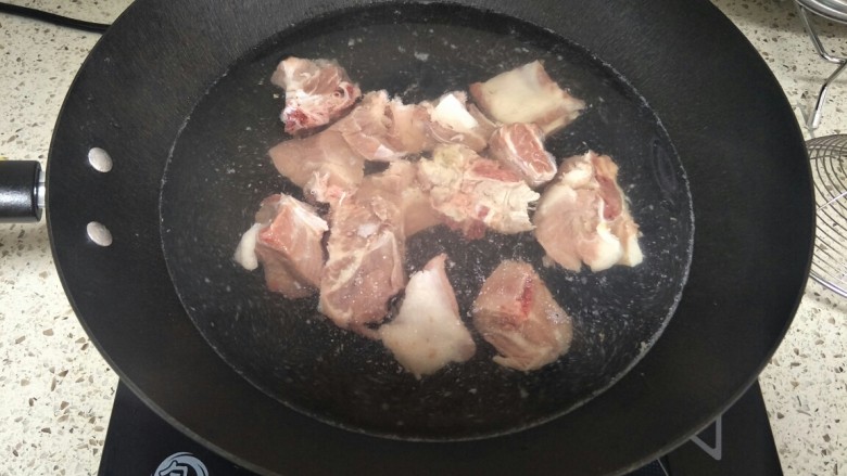蛏干炖排骨,冷水入锅煮开,水开后捞出冲洗干净浮沫