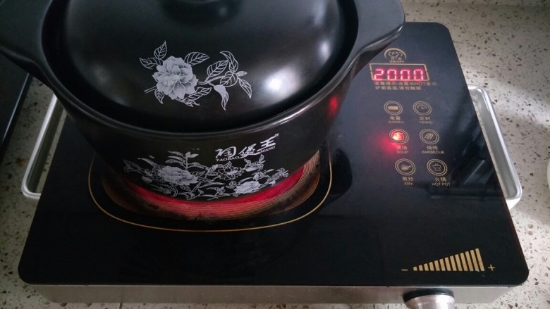 蛏干炖排骨,盖上盖子,大火烧开