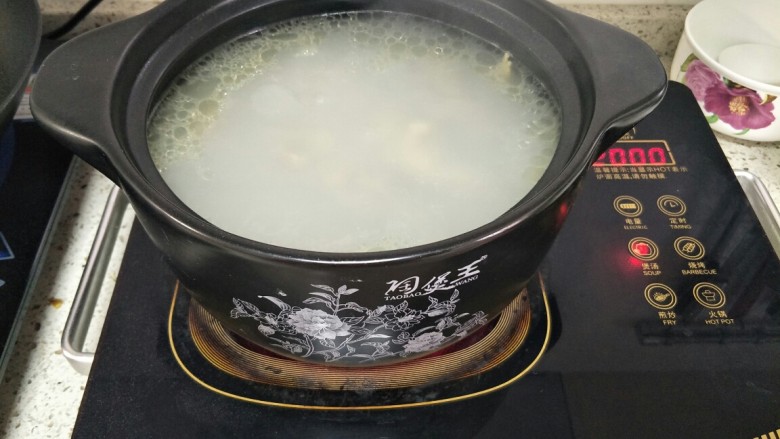 蛏干炖排骨,炖好的汤呈奶白色,砂锅炖汤能更好的保留食物的营养,煲出来的汤鲜质醇,原汁原味