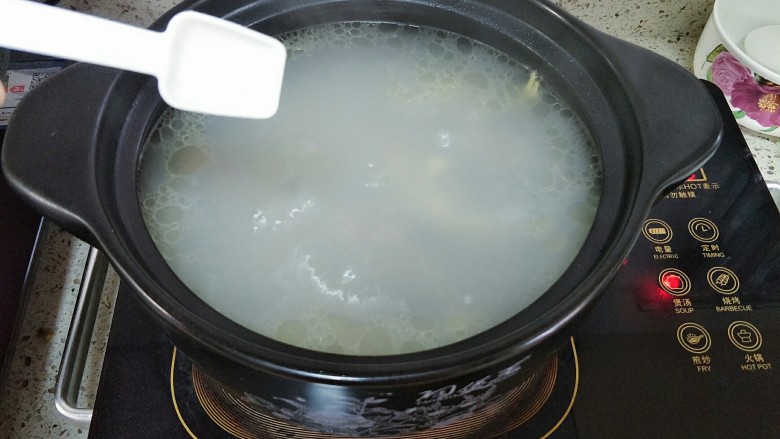蛏干炖排骨,加入1小匙盐调味,蛏干本身有咸味,所以盐不需要过多