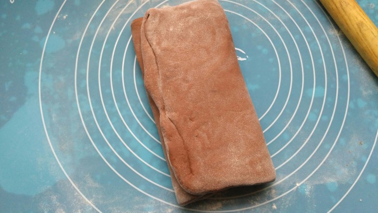 网红脏脏包,像叠杯子一样,进行三折,包上保鲜膜,放入冰箱冷藏半个小时