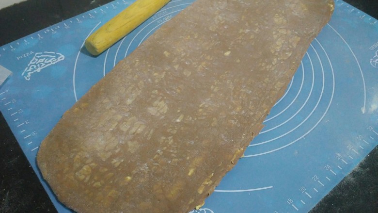 网红脏脏包,冷藏好的面饼擀成长方形,长,宽约50×19公分。我这个面饼冷藏没有弄好,家里冰箱设置的是半个小时运作一次,当时给忘了。