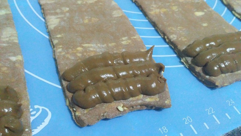网红脏脏包,裱花袋剪个大口,把酱挤在面饼一端
