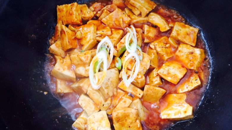 家常菜,香辣豆腐,出锅时加点葱花,提香