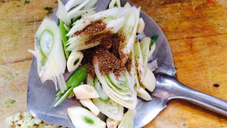 家常菜,香辣豆腐,葱蒜加点花椒面炝锅