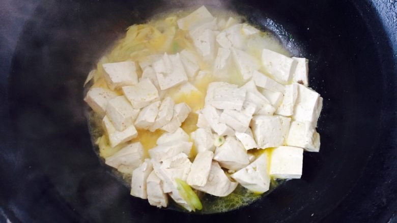 家常菜,香辣豆腐,接着倒入豆腐,稍微加点水,防止糊锅,翻炒