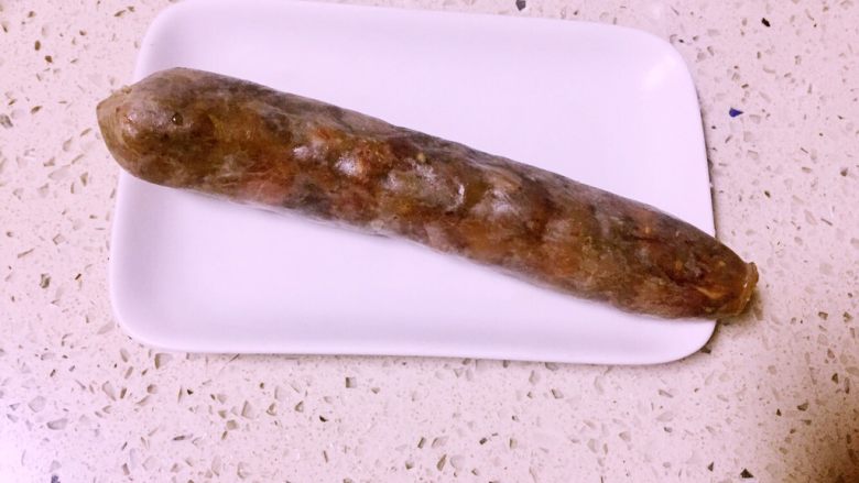 花菜与香肠的花样年华,10分钟后香肠煮好了捞起,放一边冷却煮香肠的水不要倒掉了