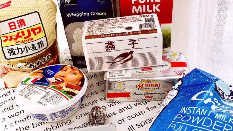 醇香松软奶酪包,奶酪包用材:日清高筋粉、王后低粉、总统黄油、安佳淡奶油、德亚牛奶、德运奶粉、kiri或卡夫菲力奶酪或马斯卡彭奶酪、燕子鲜酵母或耐高糖干酵母(鲜酵母是干酵母用量的三倍)、camargue盐之花.五十铃抹茶粉(抹茶口味用)大家可以根据自己家中的材料进行替换.