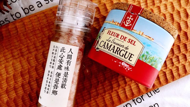 醇香松软奶酪包,开始进行面包体的制作,把除了盐与黄油的所有面包体材料加入厨师机并开慢速搅成团就放入盐.(后放盐是由于盐会抑制酵母,同时直接接触酵母会伤害酵母,所以需稍晚些加入)