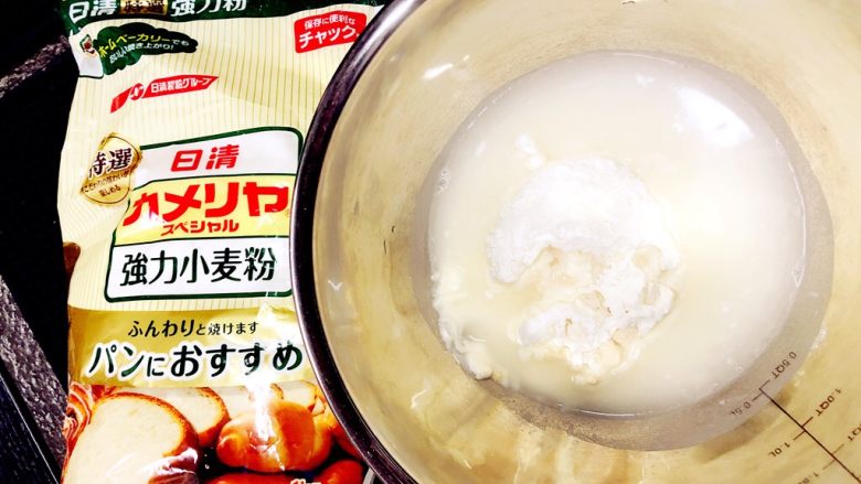 醇香松软奶酪包,首先制作波兰酵头,把高筋面粉、水和酵母放入盆中.