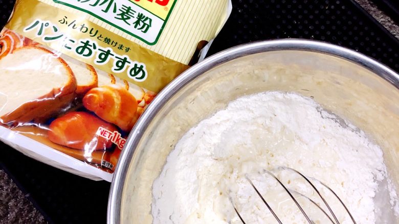 醇香松软奶酪包,用手动打蛋器把液体材料与粉类混合均匀,盆上盖保鲜膜,室温发酵.