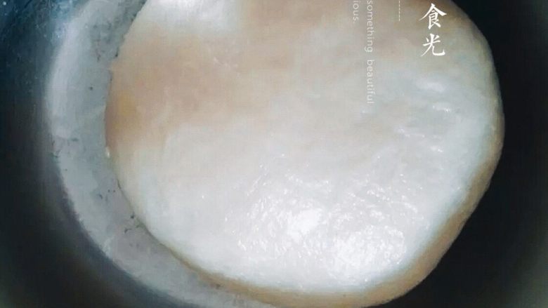 浅湘食光&古法蛋黄酥,油皮材料揉成光滑面团,盖上保鲜膜,松弛35分钟