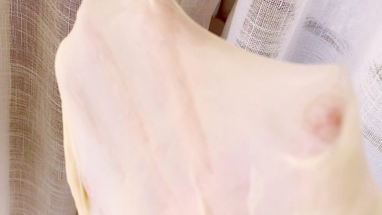 醇香松软奶酪包,打到面团光滑,有劲道、扩展阶段(俗称出手套膜)取出面团.