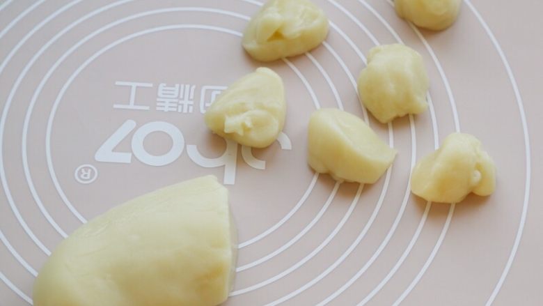 微波炉美食+地瓜糯米糍,然后分成一个个的小剂子,每个约30克,共15个。