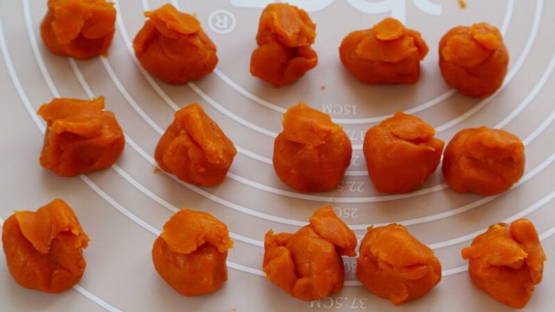 微波炉美食+地瓜糯米糍,10.馅料也分成15个,馅料与皮的比例大约1:2.