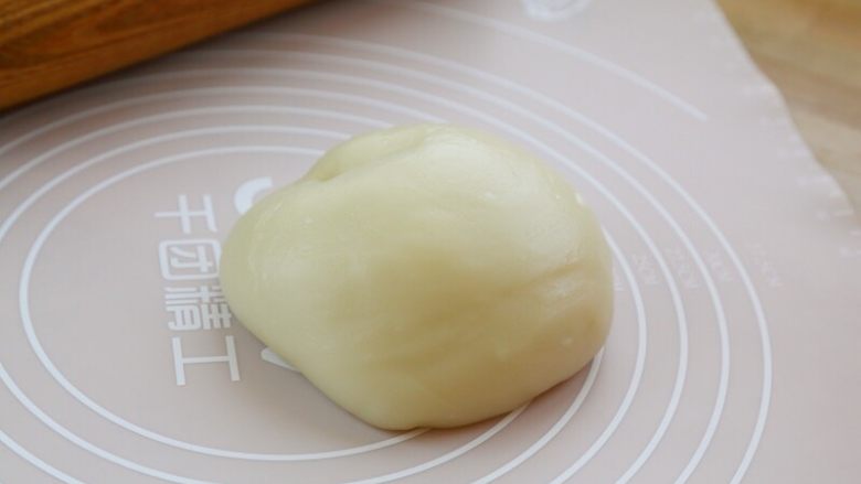 微波炉美食+地瓜糯米糍,直到成为光滑有弹性的面团。注:这一过程不能省略,直接关系到口感。
