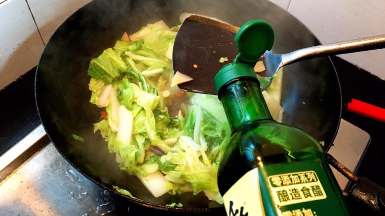 酸辣白菜,加入盐,醋....