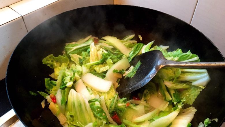 酸辣白菜,继续翻炒,等到水份炒出来,体积变小