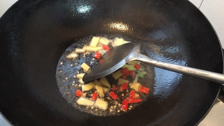 酸辣白菜,油温升高,加入生姜和干辣椒,炸出香味
(千万不要炸糊了)