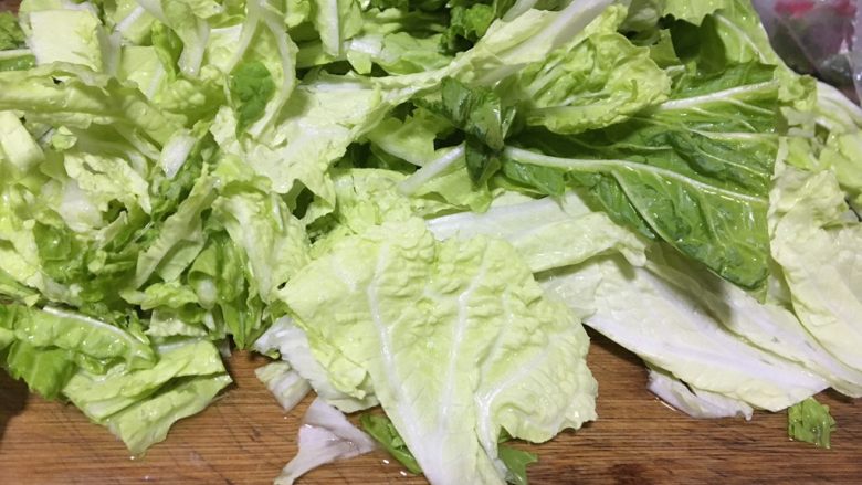 酸辣白菜,菜梗比较难熟,所以要先下锅炒