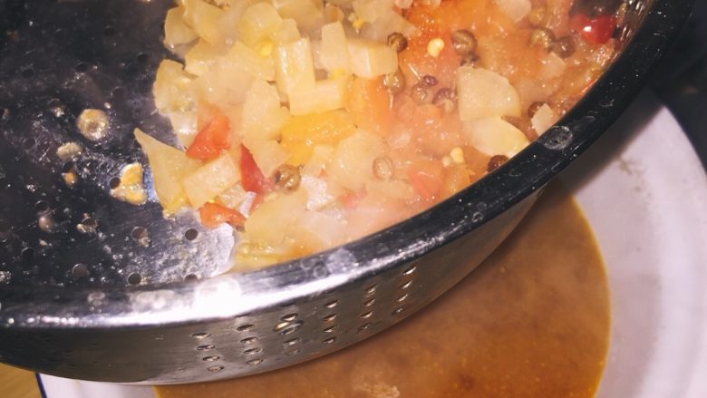 酸辣牛肉汤,炒锅入油烧至油温七层热时,将切好的丁入锅翻炒,边炒边挤压,使其充分吸收汤汁更浓,然后加入1200ml左右的水和20粒花椒,熬至汤汁剩一半时,倒出来过滤,汤汁备用。
