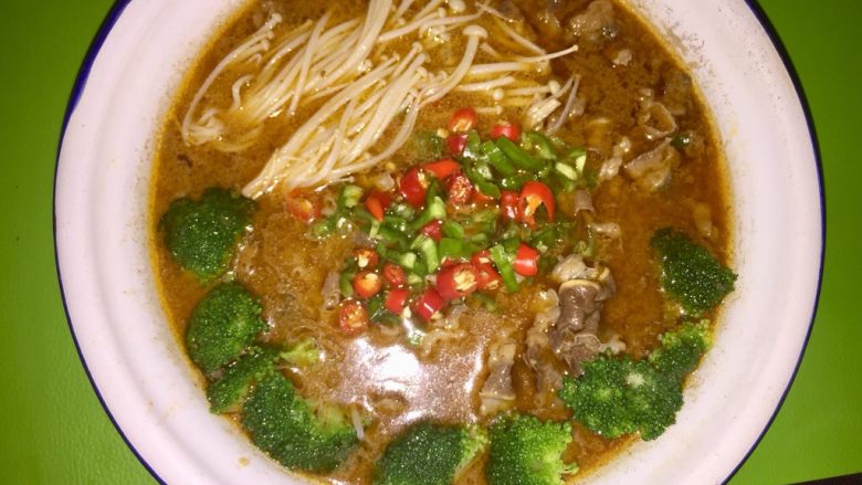 酸辣牛肉汤,将煮好的肥牛卷、金针菇和西兰花摆盘,最后撒上小米青红辣椒,酸辣牛肉汤就做好啦😋😋您有没有心动呢🤭
(温馨提示:根据个人口味,可适量增加泡椒份量或少许醋,使汤汁颜色更好看,可在起锅前加入少许生抽。)