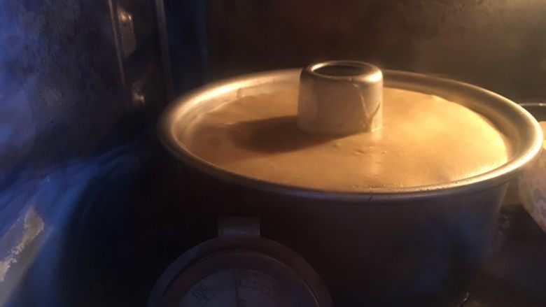 超浓椰香戚风蛋糕,烤箱预热170度,烤约45分钟